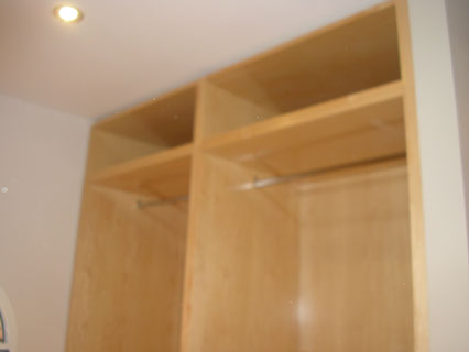 Vestidor de arce en acabado natural